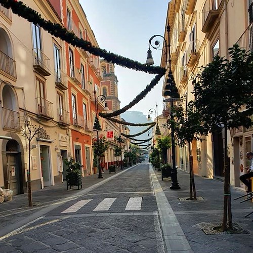 A Sorrento un anticipo di Natale, spuntano gli addobbi in un Corso Italia deserto /FOTO