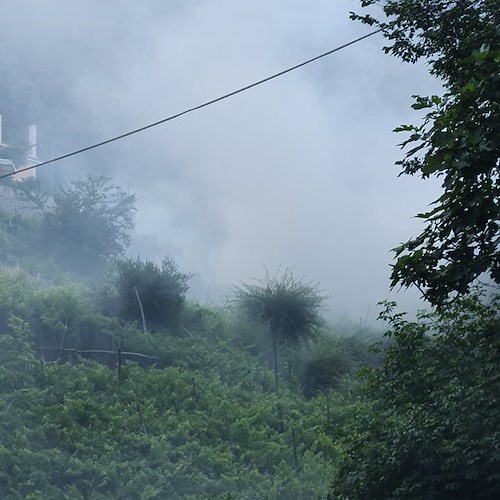 A Tramonti continuano i roghi fuori orario, fumo rende l'aria irrespirabile e dannosa /FOTO