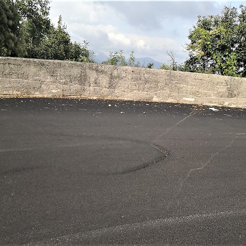 A un mese dal nuovo asfalto spunta crepa sulla SP2 "Tramonti-Corbara": il problema è nelle fondazioni