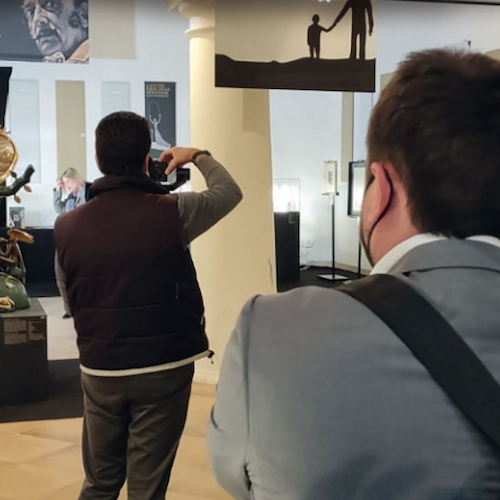 A Vico Equense le telecamere di "Mezzogiorno Italia" alla scoperta della mostra di Dalì 