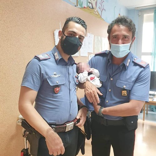 Abbandonato con cordone ombelicale ancora attaccato, neonato salvato da carabinieri a Catania 