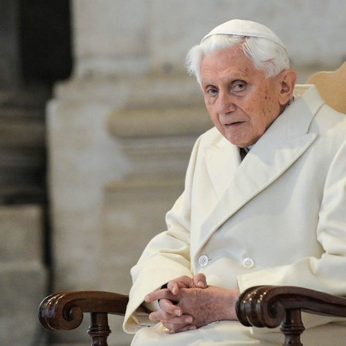 Abusi sessuali sui minori in Germania, sotto accusa anche il Papa emerito Ratzinger