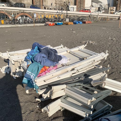 Abusivismo, ad Atrani sequestrate attrezzature da spiaggia: blitz di Capitaneria di Porto e Polizia Municipale