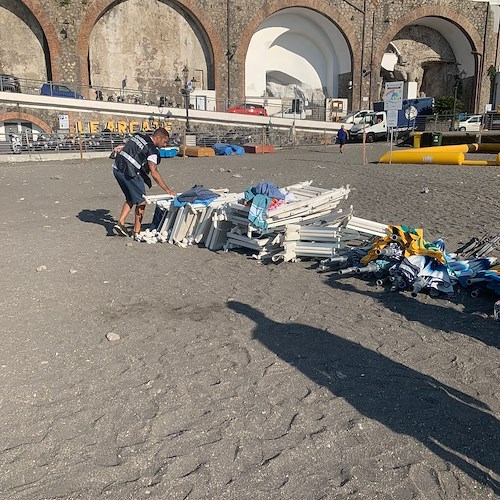 Abusivismo, ad Atrani sequestrate attrezzature da spiaggia: blitz di Capitaneria di Porto e Polizia Municipale