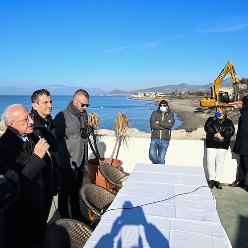 Abusivismo, demoliti immobili sulla spiaggia di Castel Volturno. De Luca: «Basta tragedie per l’irresponsabilità»