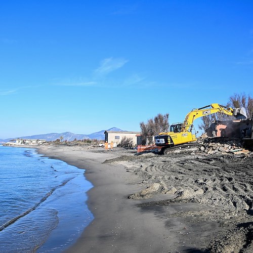 Abusivismo, demoliti immobili sulla spiaggia di Castel Volturno. De Luca: «Basta tragedie per l’irresponsabilità»