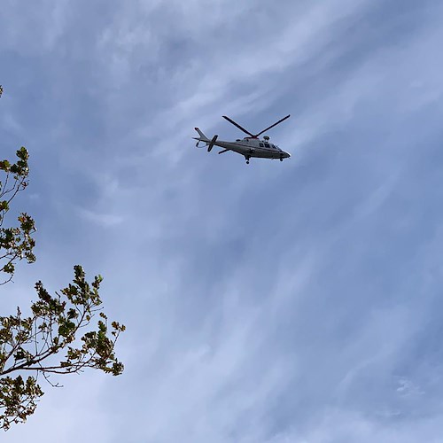 Accusa malore in montagna, a Maiori intervento di due elicotteri per soccorrere un uomo /FOTO e VIDEO