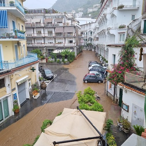 Acquazzone estivo provoca danni in Costa d’Amalfi: smottamento a Ravello, il fiume di fango arriva a Minori