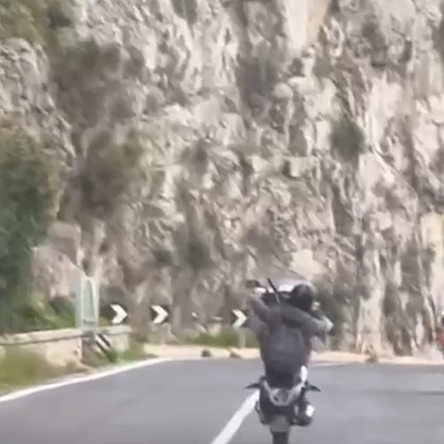 Acrobazie in scooter tra Positano e Sorrento, l'incoscienza dei giovani piloti ripresa in video 