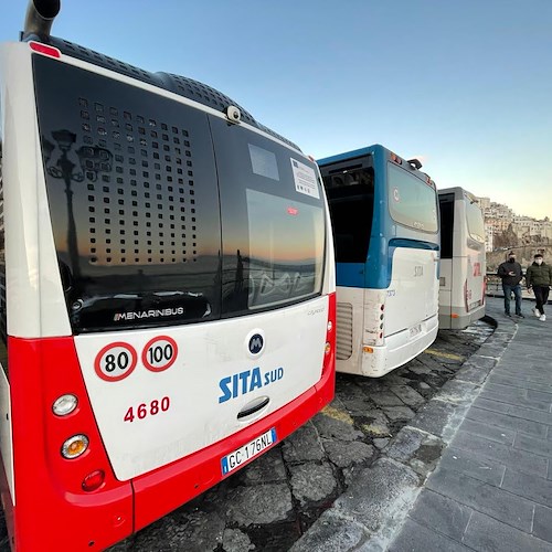 Ad Amalfi abbonamenti bus gratuiti per studenti pendolari: chi può fare domanda 
