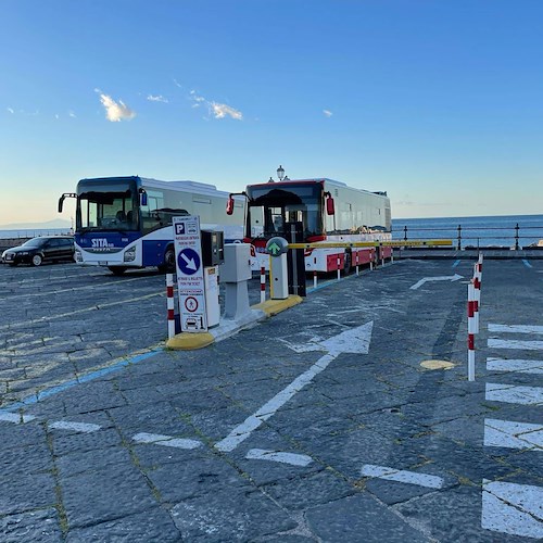 Ad Amalfi abbonamenti bus gratuiti per studenti pendolari: chi può fare domanda 