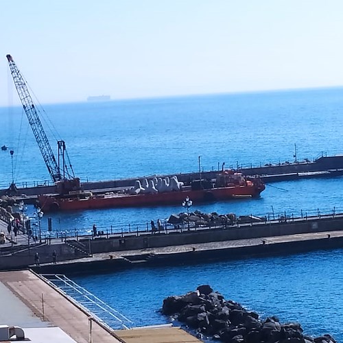 Ad Amalfi al via operazioni di rinfoltimento barriera Darsena: sul fondo i massi franati lo scorso 2 febbraio /FOTO e VIDEO