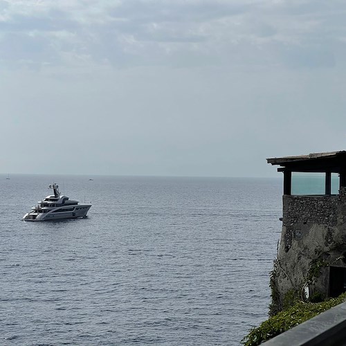 Ad Amalfi c'è "Soaring", yacht di lusso da 68 metri / FOTO
