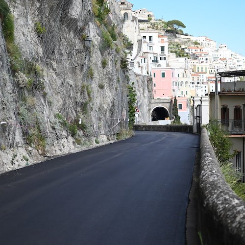 Ad Amalfi iniziano lavori ricostruzione Via Annunziatella, strada chiusa di notte per installazione ponteggio