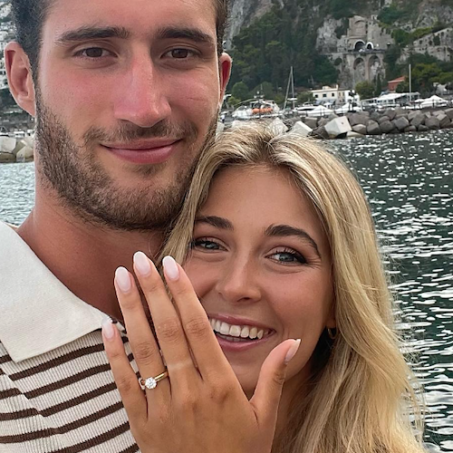 Ad Amalfi l'hockeista su ghiaccio Pierre Engvall chiede in sposa la fidanzata Matilda 