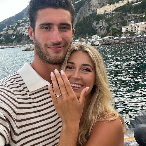 Ad Amalfi l'hockeista su ghiaccio Pierre Engvall chiede in sposa la fidanzata Matilda 