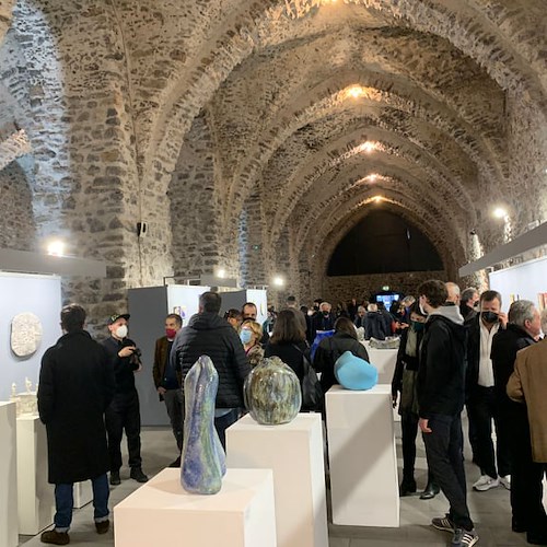 Ad Amalfi successo per l'inaugurazione di "Kerameikos", la mostra di ceramica artistica contemporanea