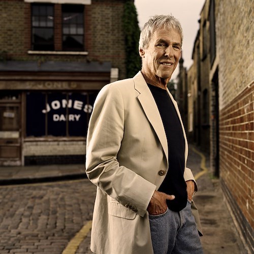 Addio a Burt Bacharach, morto a 94 anni il leggendario pianista e compositore 
