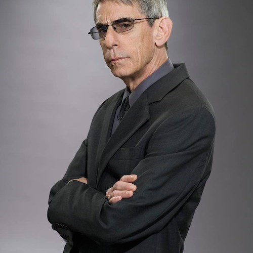 Addio a Richard Belzer, il protagonista della serie tv “Law & Order” morto a 78 anni