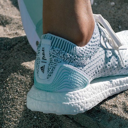 “Adidas x Parley”: in due anni venduti 6 milioni di scarpe fatte di plastica sottratta dagli oceani
