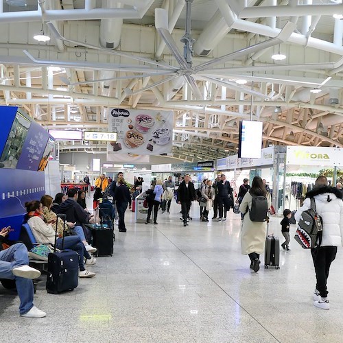 Aeroporto di Cagliari, ritardi a causa del ghiaccio sulle ali. Deidda: «Abbiamo dovuto aspettare che uscisse il sole»