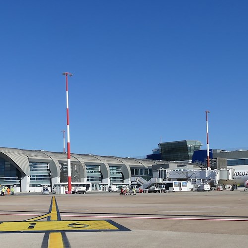 Aeroporto di Cagliari, ritardi a causa del ghiaccio sulle ali. Deidda: «Abbiamo dovuto aspettare che uscisse il sole»