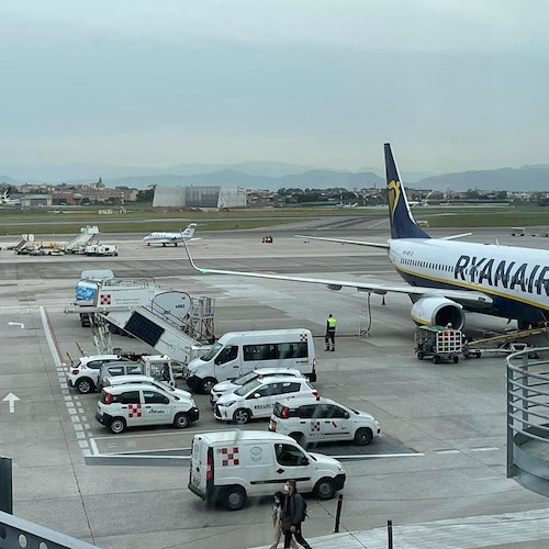 Aeroporto, oltre 15mila voli cancellati ad agosto. Gli operatori: «Rinviate le vacanze»