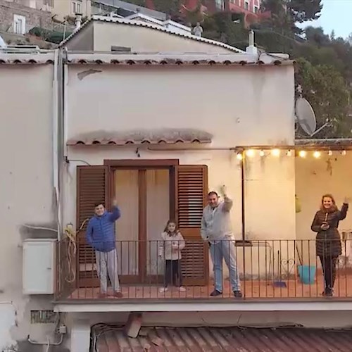 "Affacciati alla finestra, Italia Mia!": Positano aderisce al flash mob musicale e intona l'inno di Mameli /VIDEO