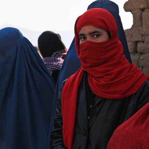 Afghanistan, protesta delle donne contro divieto istruzione ragazze