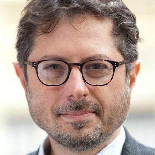 Aggredito Francesco Borrelli, consigliere di Europa Verde travolto da scooter dopo denunce su occupazioni abusive