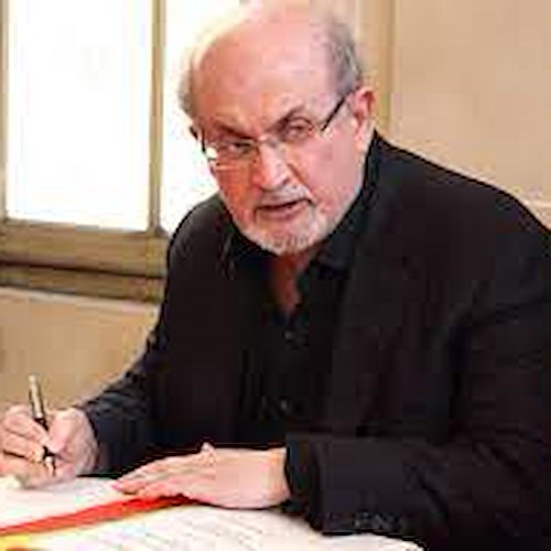 Aggressione Rushdie, lo scrittore è attaccato ad un respiratore e rischia di perdere un occhio