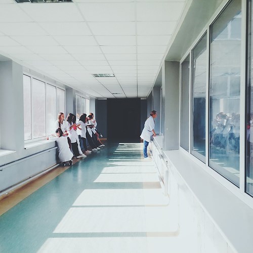 Aggressioni negli ospedali, ministro Schillaci: «Impegno per più sicurezza personale sanitario» 
