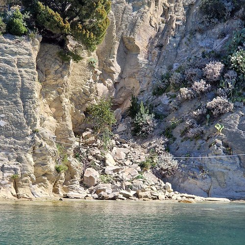 Agropoli, frana la montagna nei pressi del Fortino: costone finisce in mare