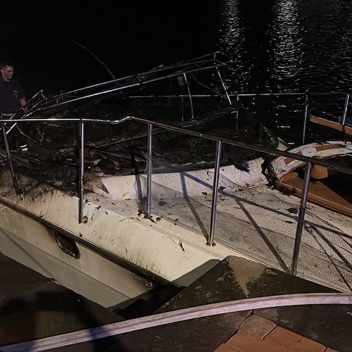 Agropoli. In fiamme la barca dell’ex candidato sindaco di Nocera Inferiore, Mario Stanzione