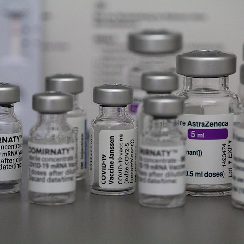 Aifa tranquillizza su mix vaccini, Magrini: «Studi clinici fatti nel massimo rigore etico»