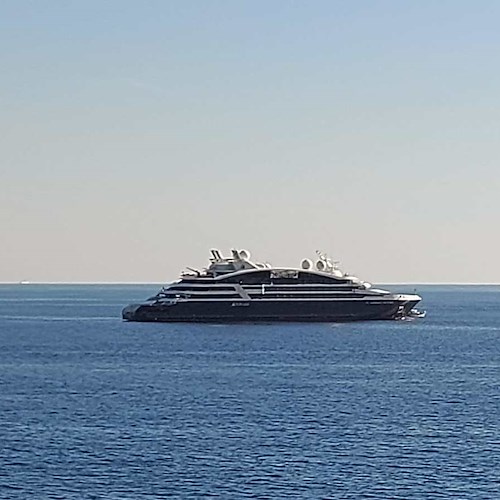 Al largo di Amalfi approda nave da crociera, l'allarme dei cittadini: «Molti turisti scesi senza mascherina»