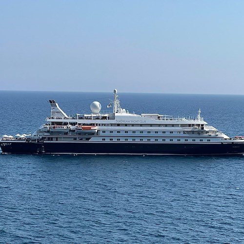 Al largo di Amalfi c'è la nave da crociera extralusso "Sea Dream I"