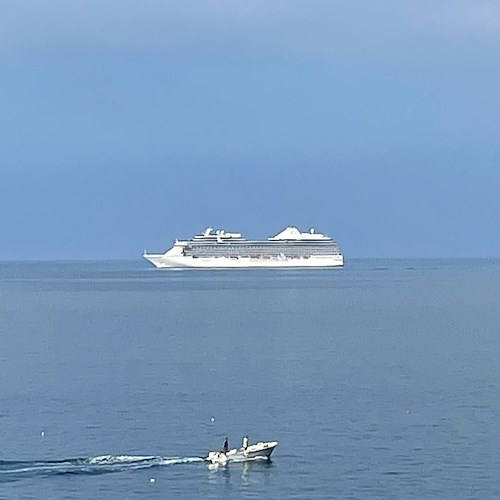 Al largo di Amalfi c'è Riviera, la nave da crociera extra lusso della "Oceania Class"