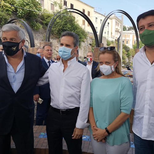 «Al parolaio De Luca contrapponiamo l’operaio Caldoro»: Salvini, Meloni e Tajani a Vietri sul Mare 
