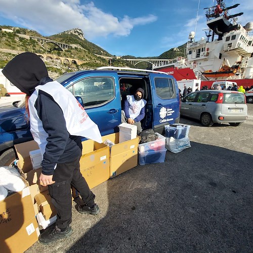 Al porto di Salerno ecco la nave Ocean Viking: Caritas in aiuto dei 90 migranti