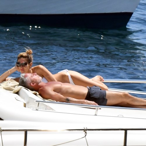 Alessandro Moggi nelle acque capresi si gode il sole a bordo di un lussuoso Yacht /Foto esclusive