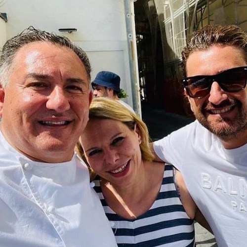 Alessandro Siani a Minori, l'attore comico napoletano si regala una pausa gourmet da Sal De Riso