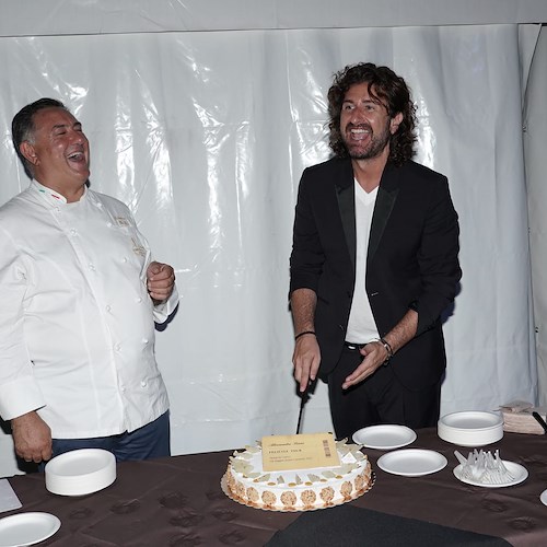 Alessandro Siani festeggia a Palazzo Reale i suoi primi 25 anni di carriera con la torta ricotta e pere di Sal De Riso /Foto /video