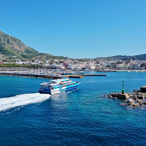 Alilauro, nel golfo di Napoli +34% di passeggeri rispetto al 2022: in estate sarà possibile raggiungere anche Positano ed Amalfi
