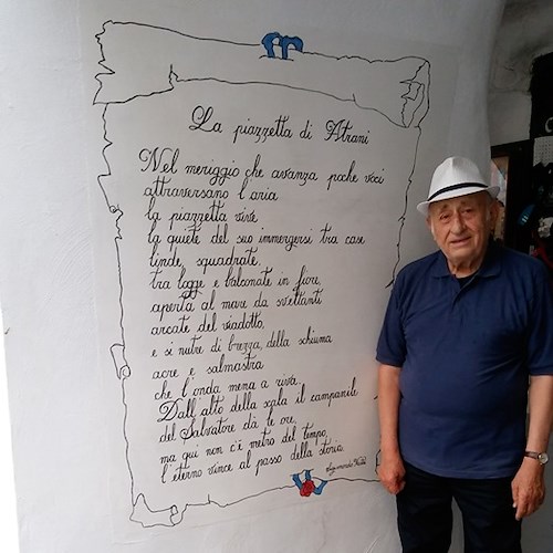All'ingresso della piazza di Atrani una poesia di Sigismondo Nastri accoglie turisti e residenti /Foto