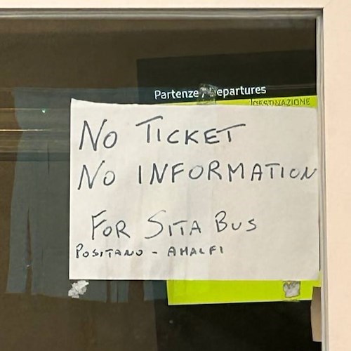Alla stazione di Sant'Agnello la “faida” tra Eav e Sita: «Niente informazioni e biglietti per pullman Positano-Amalfi»