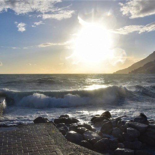 Allerta meteo per vento tra 14 e 15 marzo, possibili mareggiate in Costiera Amalfitana