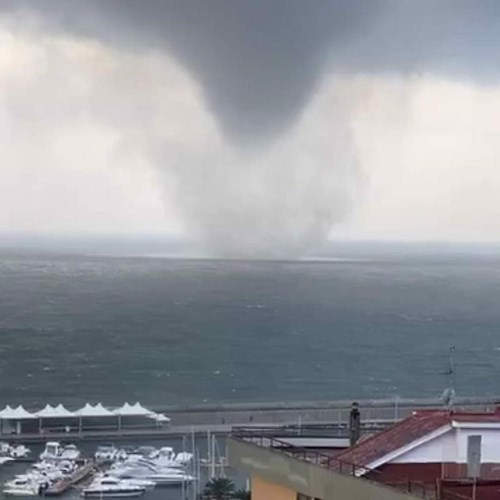 Allerta meteo, tromba d'aria al porto di Salerno: le immagini 