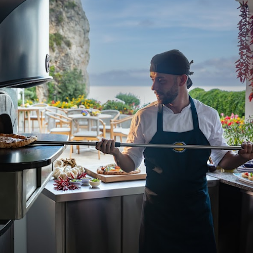 Amalfi: alla Locanda della Canonica ecco la "Pizza Pompei", la nuova creazione di Gino Sorbillo 