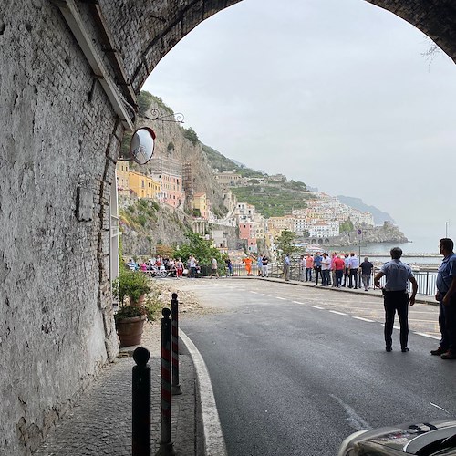 Amalfi, crolla parapetto e i massi finiscono sulla Ss163 Amalfitana /FOTO e VIDEO